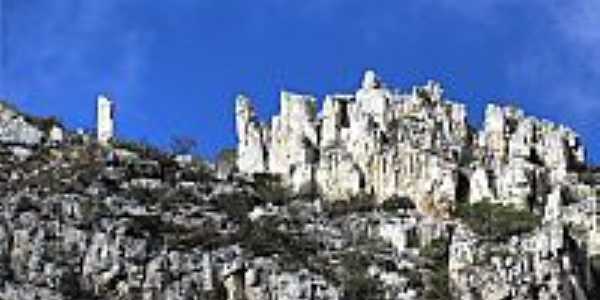 Montanhas de Rochas Calcrias em Stio do Meio-BA-Foto:heberteguedes