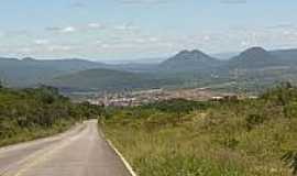 Tanhau - Vista da cidade com a Serra ao Fundo-Foto:pedal.