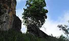 Ubirait - Entrada da Gruta da Paixo em Ubirait-BA-Foto:jr.santtos 