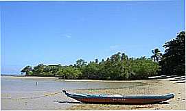 Velha Boipeba - Velha Boipeba-BA-Canoa na praia-Foto:www.tripadvisor.com.br