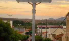 Apuiars - ltimos raios de sol no fim de tarde em Apuiars. Vista da calada da parquia, em destaque o Cruzeiro, ao fundo a rua 25 de Janeiro, as matas da comunidade de Boa Vista e as Serras da cidade vizinha, General Sampaio., Por sandra maria matos carneiro