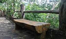 Barbalha - Banco de tronco de madeira no Arajara Park em Barbalha-CE-Foto:Thiago dos Passos