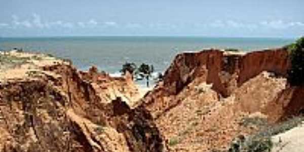 Falsias na Praia das Fontes em Beberibe-Foto:heberteguedes