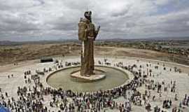 Canind - Esttua de So Francisco,o maior monumento sacro do mundo,em Canind-CE