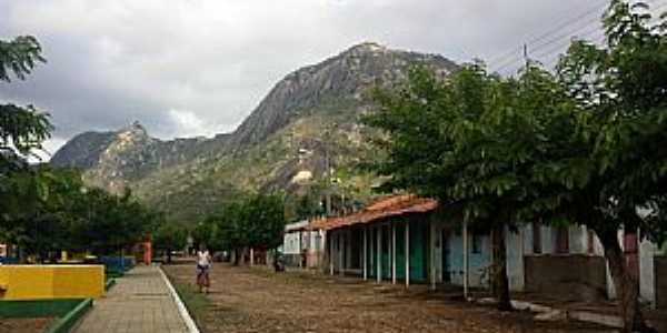 Carquejo-CE-Rua do Distrito com a Serra ao fundo-Foto:Joao Nepomuceno