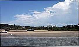 Fortim - Barcos na praia e ao fundo a cidade de Fortim-CE-Foto:leandhm