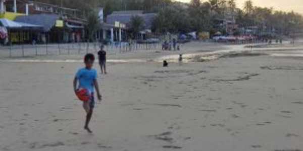 Futebol na mar baixa, na praia de Lagoinha., Por Washington Alves Moreira Junior