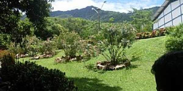 Maranguape-CE-Jarddim e lateral do Templo Maanaim-Foto:Krewinkel-eriberto mello