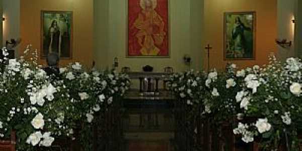 Monte Castelo-CE-Interior da Igreja de Santa Terezinha-Foto:santaterezinhamcastelo