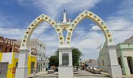 Nova Russas - Prtico na entrada da cidade de Nova Russas - esttua de Nossa Senhora de Ftima - Por por Walter Leite