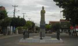 Quixer - Esttua do Mons. Francisco Jos de Oliveira no incio da avenida, Por Lucilene Brito