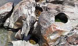 Saboeiro - Pedras furadas pela ao do tempo em Caldeires, Saboeiro-CE-Foto:Thiago dos Passos