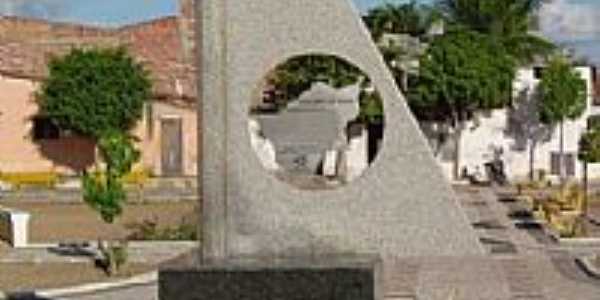 Tabuleiro do Norte-CE-Monumento na Praa de Eventos-Foto:Gilcemberg