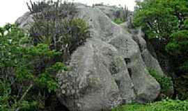 Uruburetama - Uruburetama-CE-Interessante pedra na Serra-Foto:Prof.Castro 