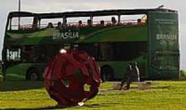 Braslia - nibus Turstico em frente ao Memorial JK em Brasilia-DF-Foto:Andr Bonacin