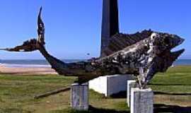 Aracruz - Escultura de peixe junto ao obelisco em Aracruz-Foto:Caio Graco Machado