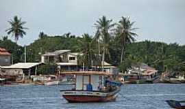 Barra Nova - Barra Nova-ES-Barcos e a orla da cidade-Foto:Massad