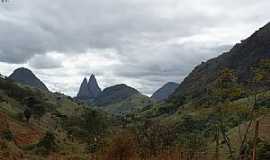 Cachoeirinha de Itana - Cachoeirinha de Itana-ES-Linda paisagem com montanhas com pontas de agulhas-Foto:M Boone