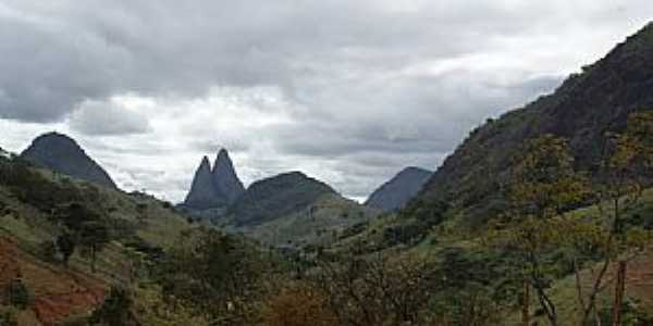 Cachoeirinha de Itana-ES-Linda paisagem com montanhas com pontas de agulhas-Foto:M Boone