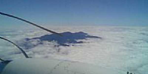 Pico da Bandeira no topo por Samuel Risso