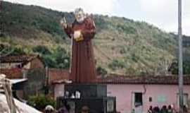 Vila So Francisco - Esttua em homenagem  Frei Damio em Vila de So francisco-AL-Foto:descansoploucura.