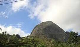 Itapeco - Itapeco-ES-Pedra atrs do Frade e a Freira-Foto:www.tripmondo.com 