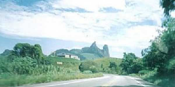 Itapeco-ES-O Frade e a Freira vista da Rodovia-Foto:mapio.net