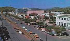 Itaperuna - Canteiro central,da av.principal,local por onde passava o trem em Itaperuna-Foto:[Autor desconhecido,site Estaes Ferrovirias]