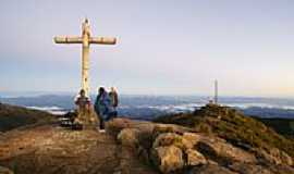 Ina - Topo do Pico da Bandeira com Cruzeiro e torre-Foto:sgtrangel