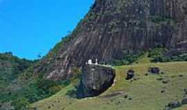 Mimoso do Sul - Cruzeiro sobre a pedra em Mimoso do Sul-ES-Foto:A.Chieus