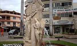 Nova Vencia - Monumento na Praa do Imigrante em Nova Vencia-ES-Foto:Sergio Falcetti