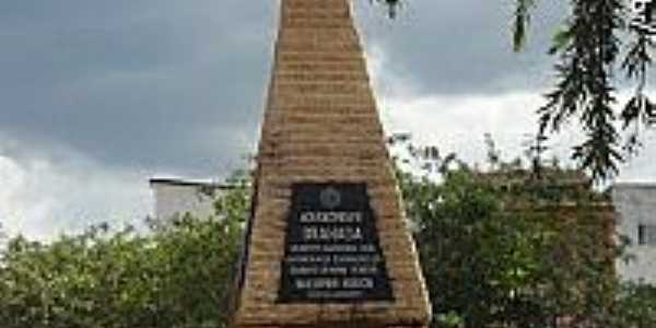 Monumento em homenagem ao Imigrante Italiano em Nova Vencia-ES-Foto:Sergio Falcetti