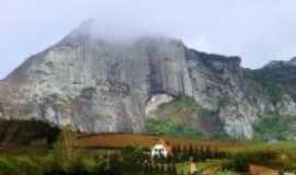 Santa Maria de Jetib - pedra de garrafao, Por Marcilene Guilherme