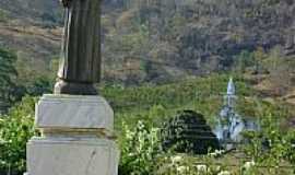 Santo Antnio do Cana - Esttua do padroeiro com a Igreja ao fundo-Foto:Lus Eduardo Forment