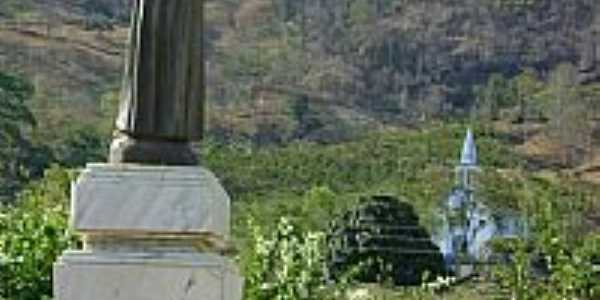 Esttua do padroeiro com a Igreja ao fundo-Foto:Lus Eduardo Forment