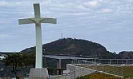 Vitria - Cruz do Papa e ao fundo o Morro Moreno em Vitria-Foto:Elpdio Justino de A