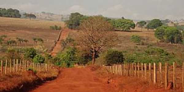 Adelndia-GO-Estrada de terra vermelha-Foto:wender marques