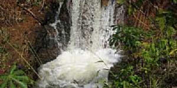 Pequena Cachoeira na Boa Vista em Cachoeira Dourada-GO-Foto:olintocristo