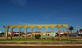 Caiapnia - Caiapnia-GO-Belo Monumento na praa-Foto:wender marques