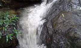 Calcilndia - Cachoeira no p da Serra em Calcilndia, por Marclia Rodrigues da Silva.