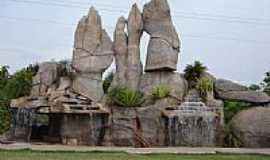 Caldas Novas - Monumento s guas na entrada  de Caldas Novas-GO-Foto:Romo