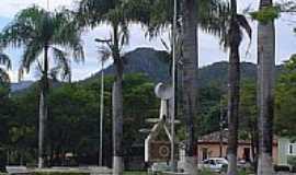 Cavalcante - Monumento ao Garimpeiro e ao fundo o Morro da Cruz em Cavalcante-GO-Foto:JASegura