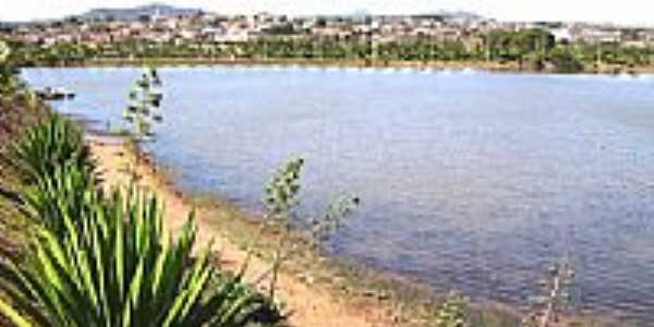 O Lago e ao fundo a cidade de Ceres-GO-Foto:julierme.