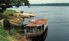 Cucu - Cucu-AM-Barco na margem do Rio Negro-Foto:diogobzg