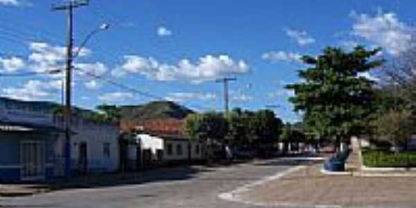 Rua central e praa de Mimoso de Gois-GO-Foto:gnomobsb