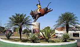 Rio Verde - Monumento na entrada do Parque de Exposies e Rodeio de Rio Verde-GO-Foto:Neander Moraes