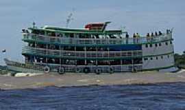 Itacoatiara - Barco cruzando encontro do Rio Negro com Amazonas em Itacoatiara-Foto:powermeerkat