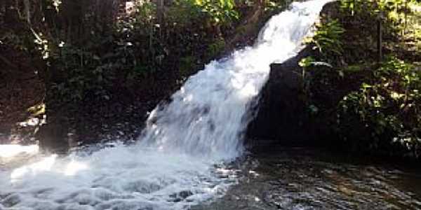 Vila Propcio-GO-Pequena Cachoeira-Foto:Antonio Marcos Galvo