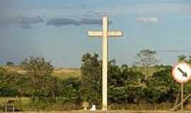 Abaet - Cruzeiro no trevo de acesso-Foto:montanha