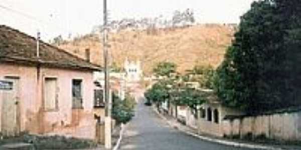 Rua em So Pedro dos Ferros-Foto:montanha